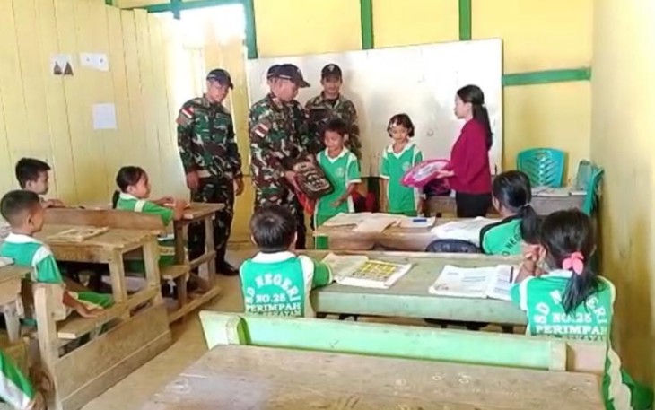 Bagikan perlengkapan sekolah di perbatasan 
