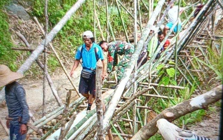 Bangun jembatan penghubung desa perbatasan 