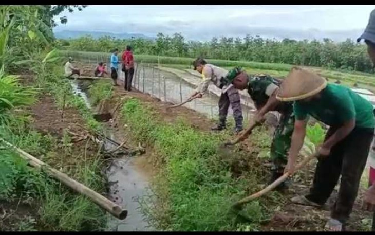 Pembersihan saluran irigasi di wilayah desa binaan 