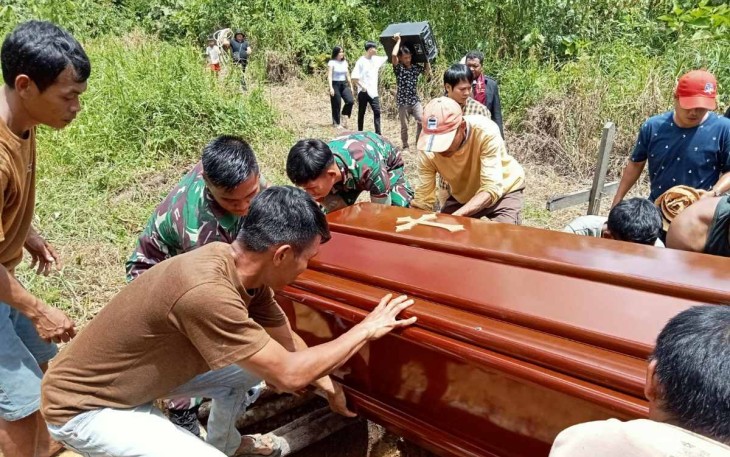 Bantu prosesi pemakaman warga di perbatasan