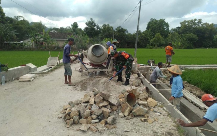 Gotong-royong bangun saluran irigasi desa binaan