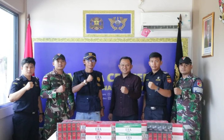 Penyerahan rokok Ilegal hasil operasi di perbatasan 
