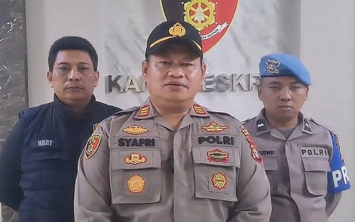 Kapolsek Kalideres AKP Syafri Wasdar saat memberikan keterangan pers