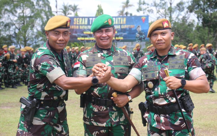 Pangdam XII/Tpr Mayjen TNI Iwan Setiawan usai sertijab Danyonarmed 16/Tumbal Kaputing