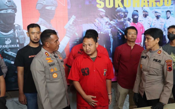 Kapolres Sukoharjo AKBP Sigit bersama pelaku saat memberikan keterangan pers 