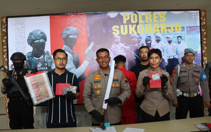 Kapolres Sukoharjo AKBP Sigit bersama pelaku saat memberikan keterangan pers 