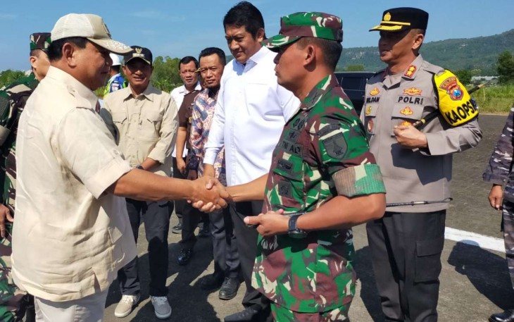 Dandim 0801/Pacitan Letkol Inf Roliyanto saat menyambut Menhan Prabowo Subianto di Pacitan 