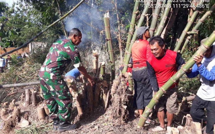 Kerja bakti bersama warga binaan bersihkan makam