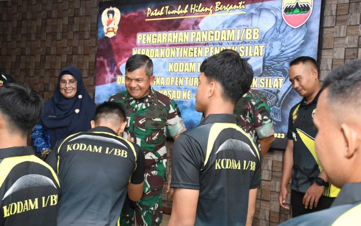 Pangdam I/BB Mayjen TNI Achmad Daniel Chardin saat melepas atlet pencak silat piala Kasad 