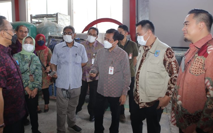 Dirjen Bangda Kemendagri Restuardy Daud (tengah) saat meninjau lokasi pengelolaan sampah terpadu di Bali