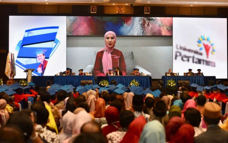 Dokumentasi: Direktur Utama PT Pertamina (Persero), Nicke Widyawati menyampaikan tentang peluang dalam bidang sustainable dan juga meluncurkan program Lulusan Merah Putih dalam Wisuda UPER Ke-8