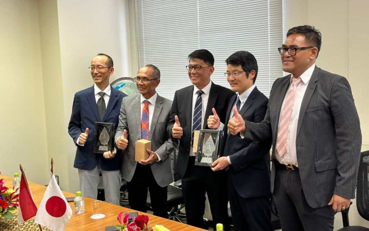 Dokumentasi: Pemberian cinderamata dari Universitas Pertamina kepada Tokyo University dan Kyushu University