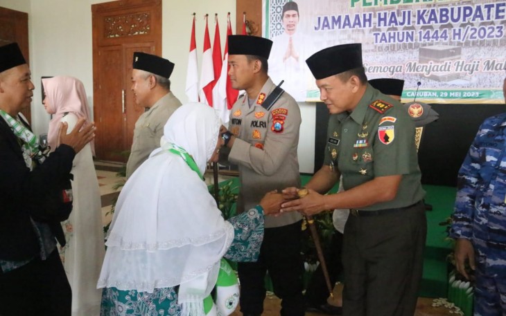 Dandim 0803/Madiun Letkol Inf Meina Helmi saat melepas jamaah haji 