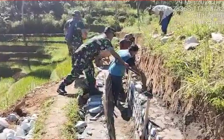 Gotong royong bangun talud di desa binaan