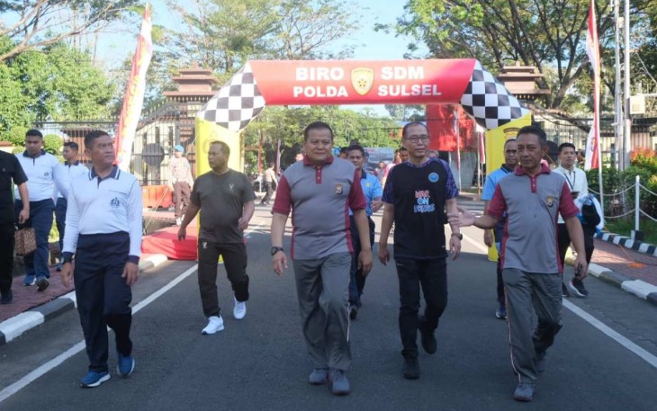 Kapolda Sulsel Irjen Pol Setyo Budi Moempoeni Harso saat jalan santai meriahkan HUT Bhayangkara ke-77 