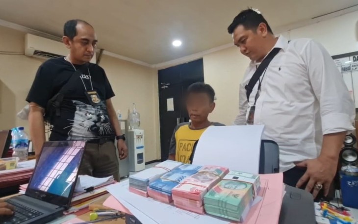 Tersangka MBN (50) pembobol rumah warga saat diinterogasi polisi