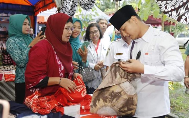 Bupati Trenggalek, Mochamad Nur Arifin, saat salah satu Stand Warga di kegiatan Makaryo Ning Desa Hebat (Mening Deh), di Desa Gemaharjo, Rabu (7/6/2023)