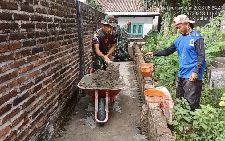 Pasang paving jalan bersama warga binaan