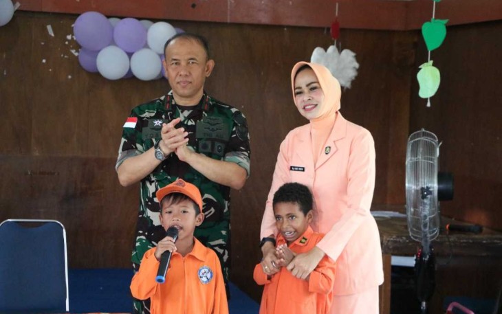 Danlanud dan Ketua Yasarini Pengurus Cabang Lanud Manuhua bersama siswa sekolah Angkasa