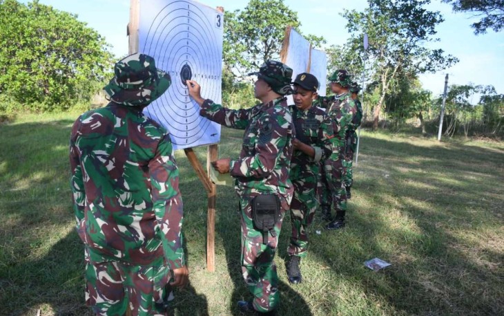 Latihan menembak prajurit Kodim 0802/Ponorogo 