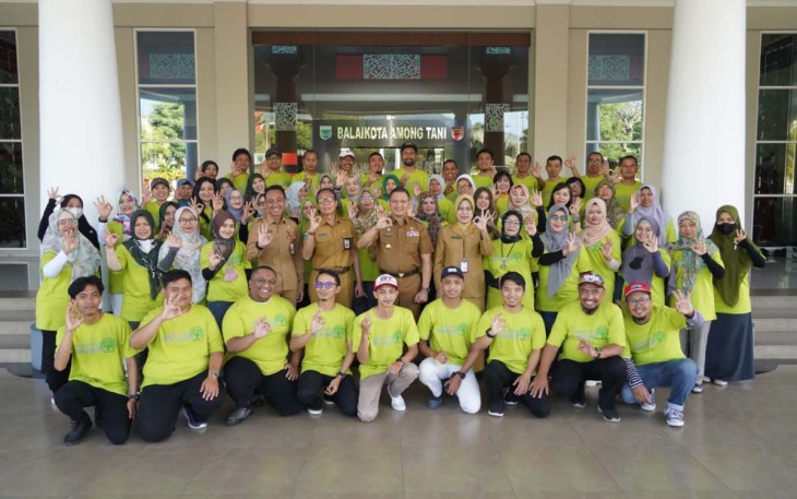 Pj Wali Kota Batu Aries Agung Paewai foto bersama peserta Studi Sekolah Adiwiyata 