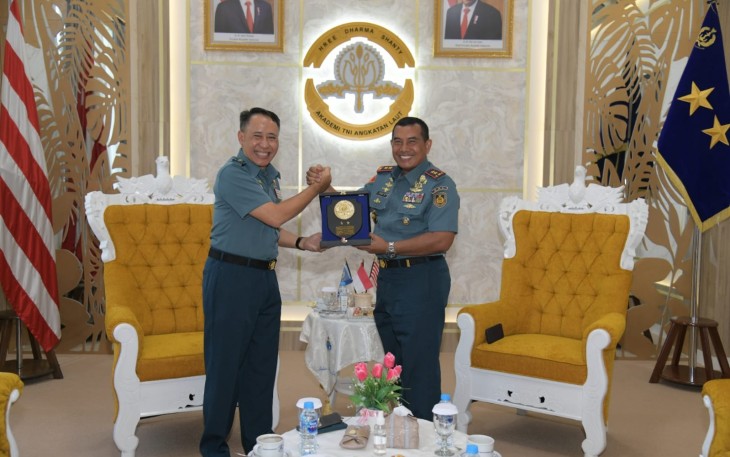 Gubernur AAL Mayjen TNI (Mar) Endi Supardi bersama  Askomlek Kasal