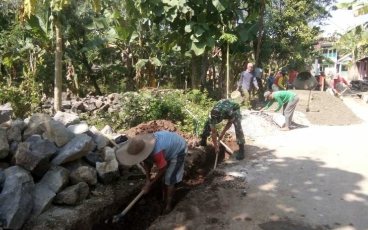 Pembuatan parit di wilayah desa binaan 