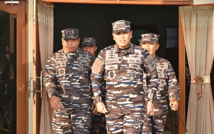 Danlantamal Juanda Kolonel Laut (P) Heru Prasetyo saat mendampingi Kasal
