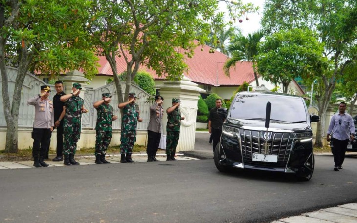 Danrem 064/MY Brigjen TNI Tatang Subarna mengantar keberangkatan Wapres KH Ma'ruf Amin 