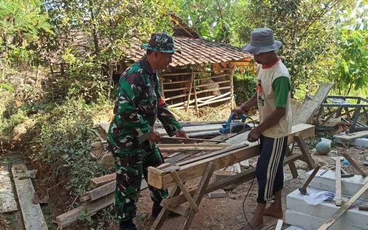 Sertu Eko Prasetyo jalin keakraban bersama warga di wilayah desa binaan 