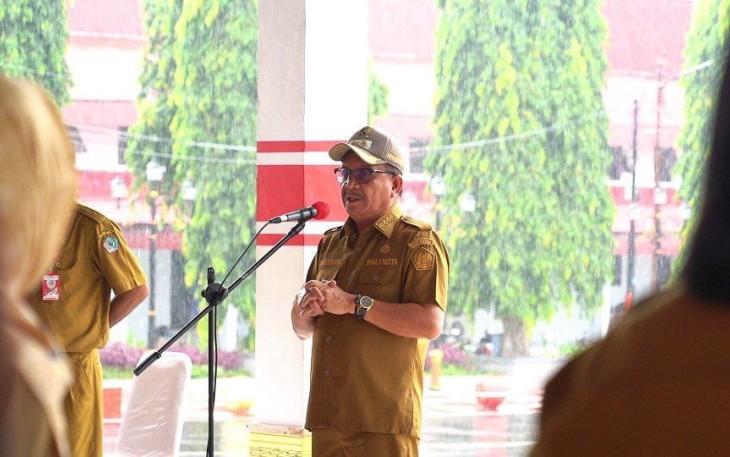 Wali Kota Bitung Maurits Mantiri saat memimpin apel kerja