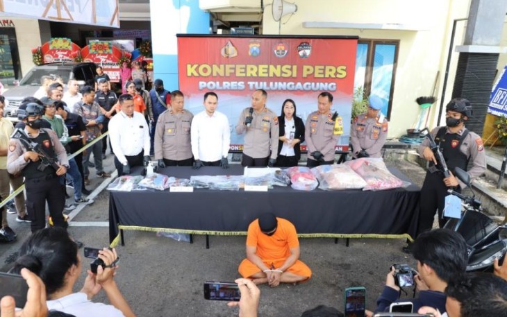 Kapolres Tulungagung AKBP Eko Hartanto SIK MH tengah memberikan keterangan saat Konferensi Pers