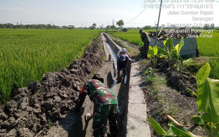 Bangun talud bersama warga binaan