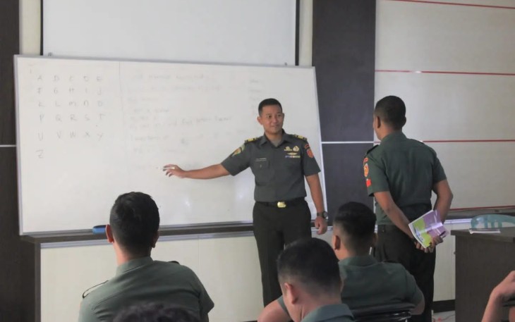 Kapten Arm Lulu Yulandara saat berbagi pengetahuan bahasa inggris di Mako Menarmed 2 Kostrad, Malang, Selasa (4/7)