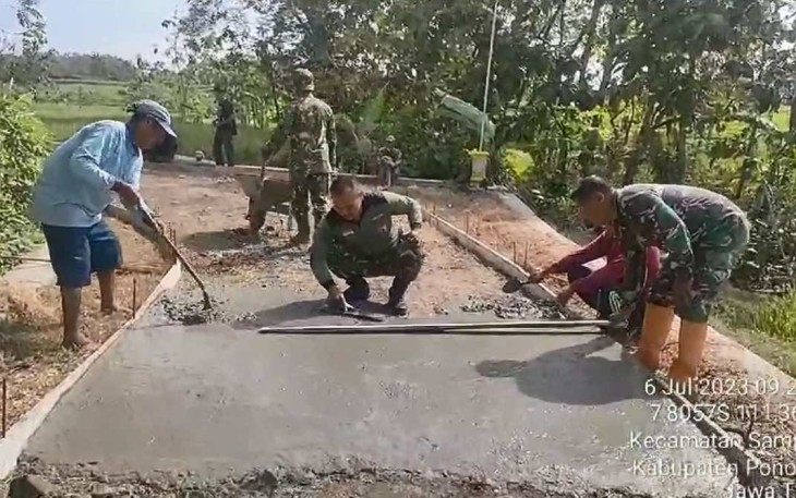 Pengecoran jalan desa wilayah binaan 
