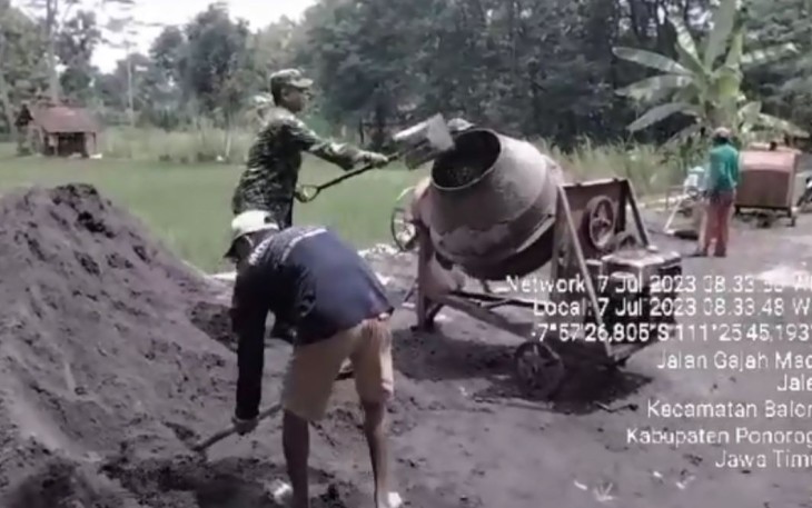 Kerja bakti bangun jalan bersama warga binaan