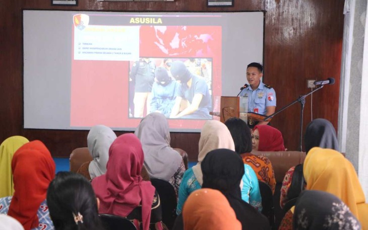 Kakum Lanud Sutan Sjahrir Lettu Sus Hendy Ramadan saat memberikan ceramah hukum, Senin (10/7)