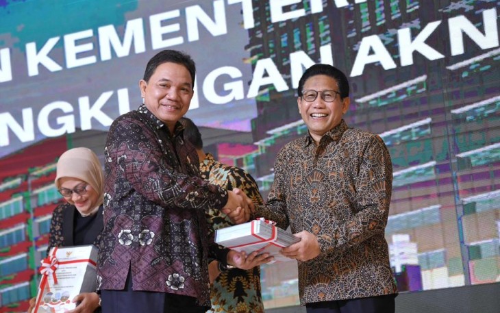 Mendes PDTT Abdul Halim Iskandar saat menerima hasil opini WTP di Jakarta, Senin (10/7)