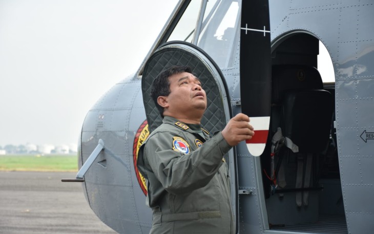 Pengecekan pesawat Casa NC 212 U-6207