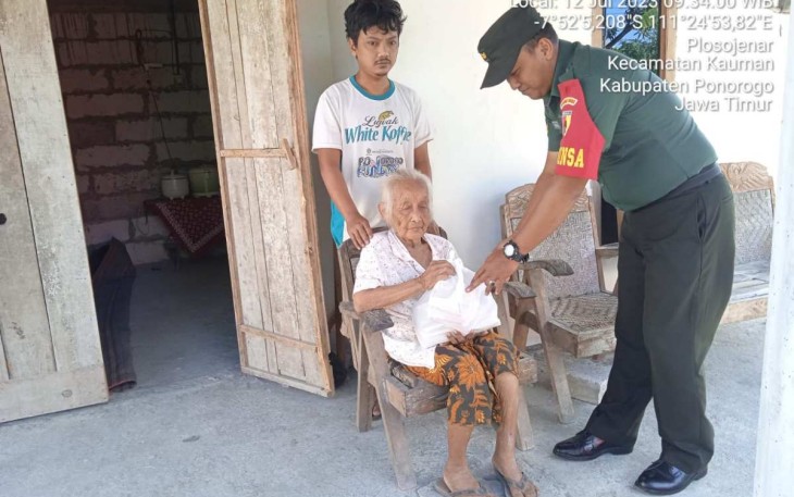Bagikan sembako warga kurang mampu wilayah desa binaan 