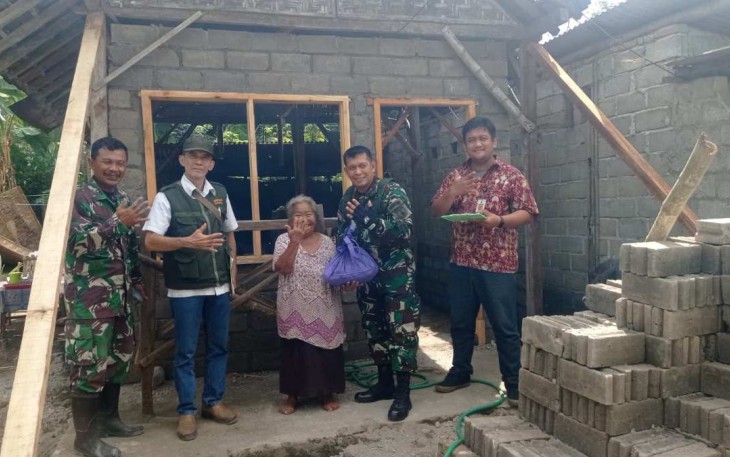 Tim Waslakgiat Prov Jatim saat meninjau  RTLH di Kabupaten Tulungagung 