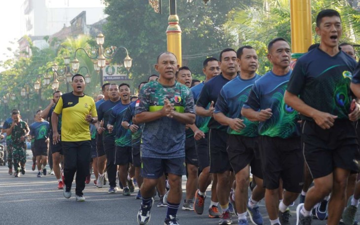 Danrem 081/DSJ Kolonel Inf H. Sugiyono lari pagi bersama prajuritnya, Selasa (18/7)