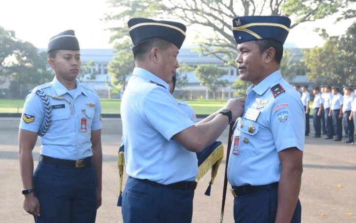 Wadan Koharmatau Marsma TNI Joseph Rizki Prabowo saat menerima Brevet Kualifikasi Teknik TNI AU Kehormatan, Selasa (18/7) 