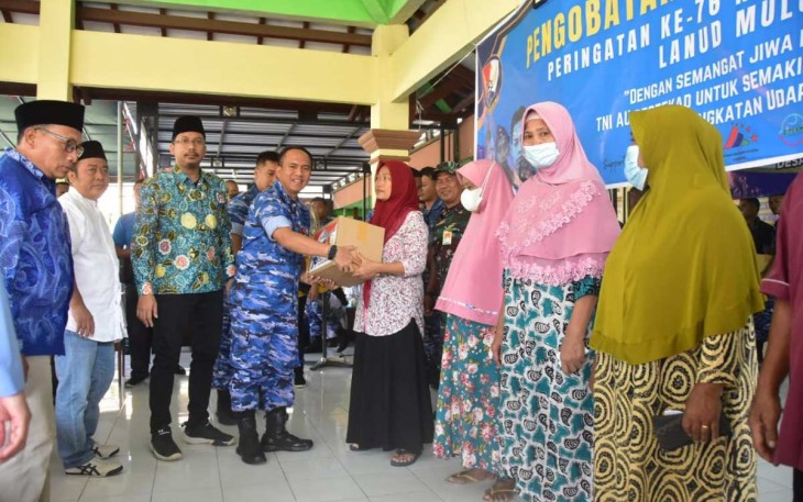 Danlanud Muljono Kolonel Pnb Sugeng Budiono saat memberikan paket baksos 