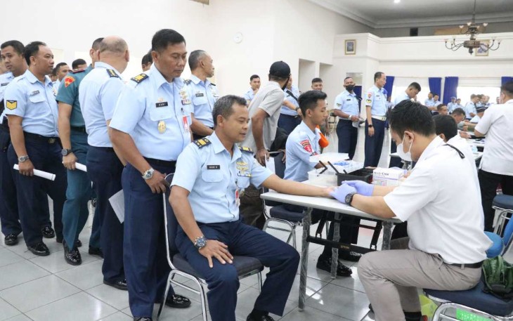 Donor darah meriahkan Hari Bakti ke-76 TNI AU di Lanud Sulaiman, Rabu (26/7)