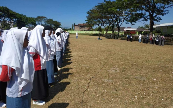 Anggota Kodim 0802/Ponorogo Latih PBB Santriwati,