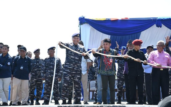 Danlantamal XIII Tarakan Laksamana Pertama TNI Deni Herman saat melepas ekspresi rupiah berdaulat 2023 di Tarakan
