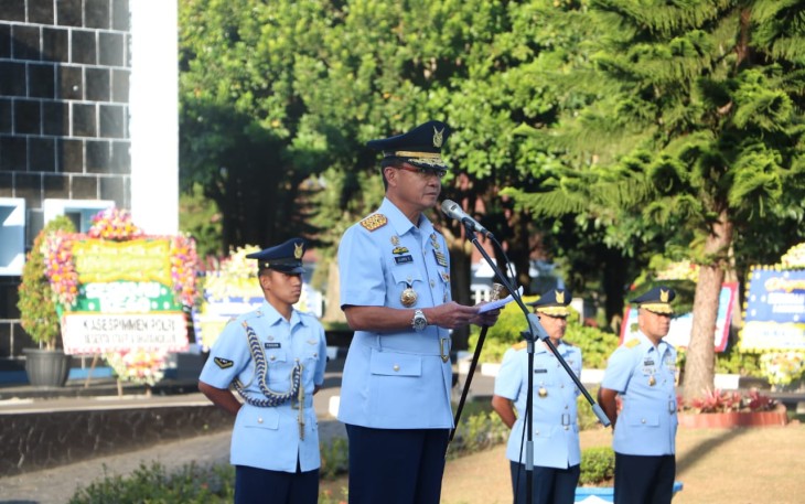Danseskoau Marsda TNI Elianto Susetio membacakan amanat Kasau dalam upacara HUT ke 60 Seskoau di Bandung, Selasa (1/8)
