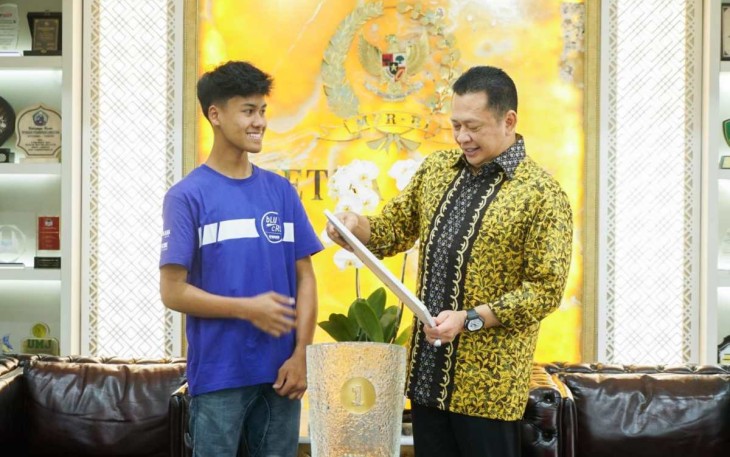 Bambang Soesatyo saat memberikan uang pembinaan