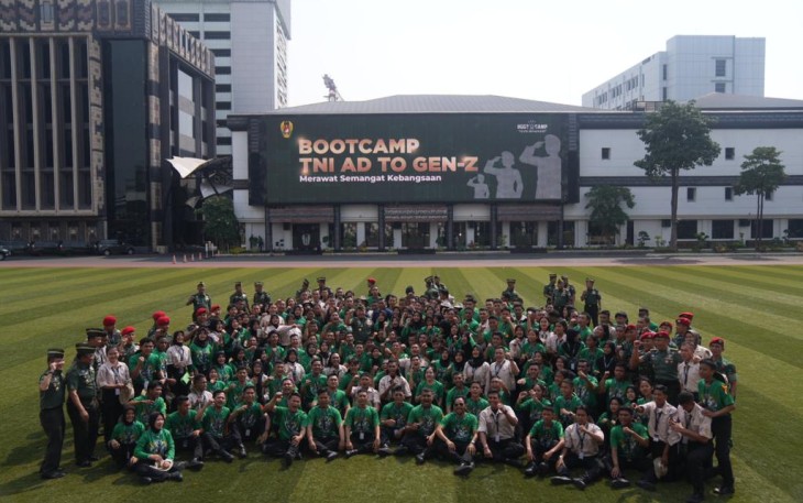 Kasad Jenderal TNI Dudung Abdurachman bersama peserta dalam penutupan Bootcamp TNI AD to Gen Z di Mabesad, Jakarta, Kamis (3/8)
